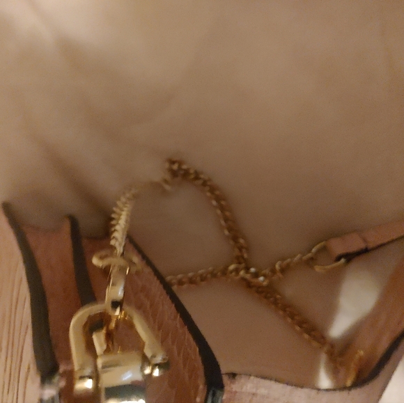 Elegant Pink Croc-Embossed Chain Strap Bag Made In Italy - Picture 13 of 16